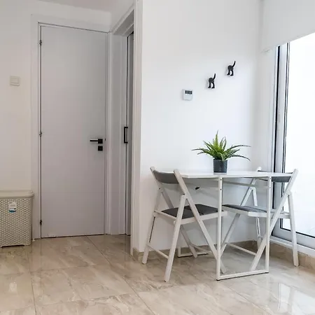 Lägenhet Modern Ground Floor With A Beautiful Garden *
